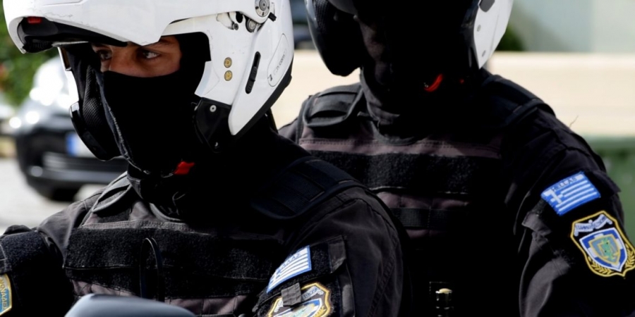 Αστυνομικοί της ΔΙΑΣ σώζουν την τελευταία στιγμή άνδρα πριν βουτήξει στο κενό